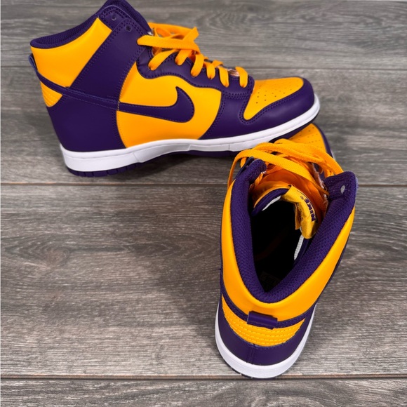 Lakers Dunks - Picture 6 of 6